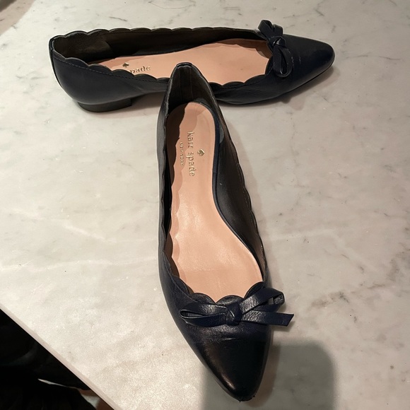 Adorable dark navy Kate Spade ballet flats with bow and scalloped detail - Picture 4 of 7